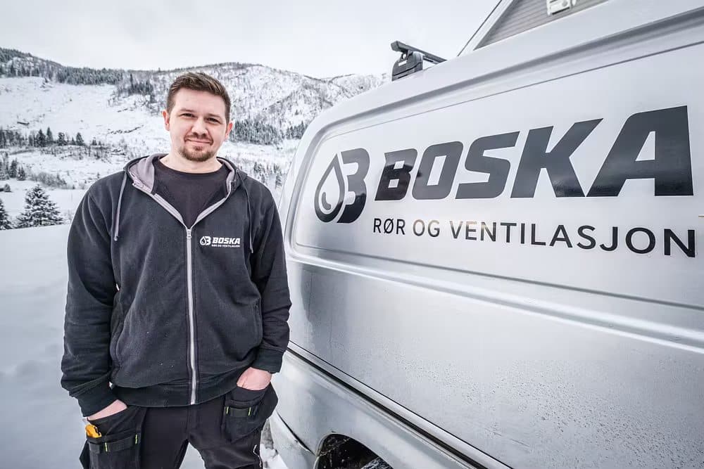 Tommy fra Boska Rør og Ventilasjon foran firmabilen
