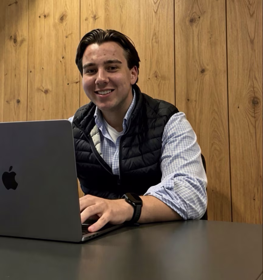 Andreas Melheim, utvikler i Index Development, jobber ved laptopen